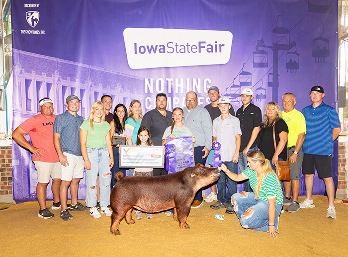 Grand Champion Overall 4-H Gilt<br />
Littermate to BOOTS